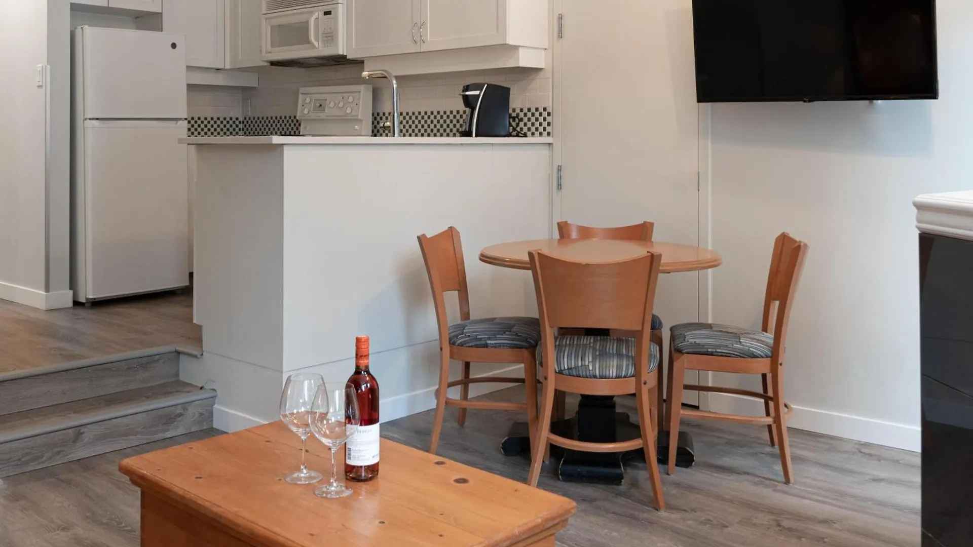 Apartment Alpenglow Lodge Family Studio With Murphy Bed By Mva Whistler