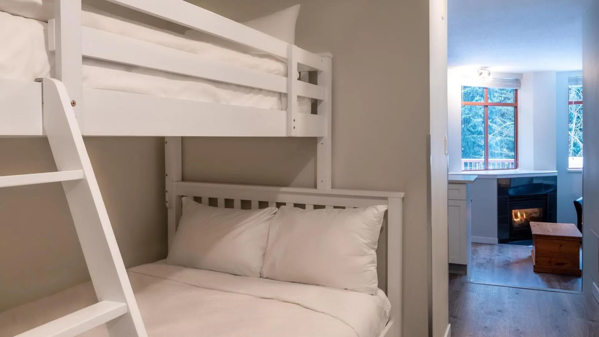 Alpenglow Lodge Family Studio With Murphy Bed By Mva Whistler 0*,