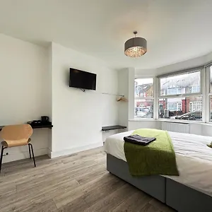 https://deluxe-suits-near-luton-airport.cambridgehotelsuk.com