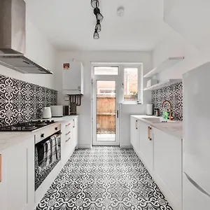 https://beautifully-modern-2-bed-apartment-w-garden.cambridgehotelsuk.com